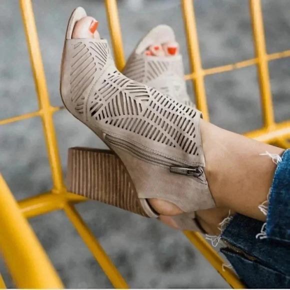 Vince Camuto Kimora Bootie sz 7 tan cutout bootie - Picture 4 of 7